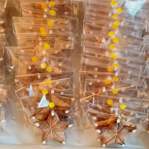 Les biscuits en forme d&rsquo;étoiles emballés