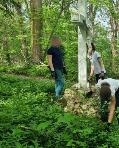 Nettoyage autour du calvaire à l&rsquo;entrée du domaine.